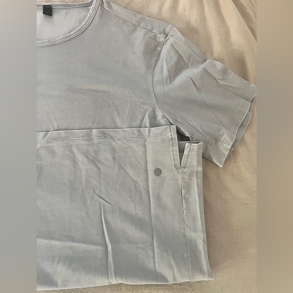Men’s Lululemon tshirt